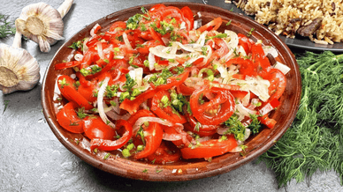 Узбецький салат під назвою аччик-чучук (або шакароб), який традиційно подається до плову або інших м'ясних страв