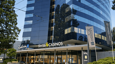 Eingang von Swiss Casino St. Gallen im Radisson Blu bei Tageslicht  title