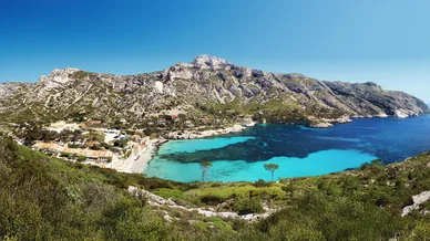 Panorama sur la Calanque de Sormiou. Vue panoramique de la Calanque de Sormiou et de ses eaux turquoise depuis les hauteurs.