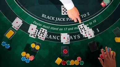 Illustration du jeu de casino avec cartes et jetons selon les règles du blackjack.