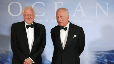 Король Великої Британії Чарльз III та легендарний натураліст Девід Аттенборо, на прем'єрі документального фільму «Океан»