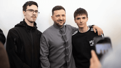 Володимир Зеленський у сірій вишиванці від бренду DAMIRLI
