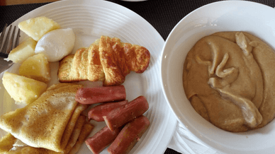 Tom Brown із сосисками