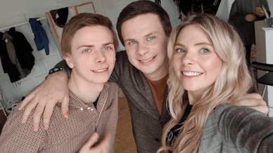 Дмитро Комаров з братом і сестрою