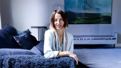 Aurélie Mathigot portrait assise dans son intérieur.