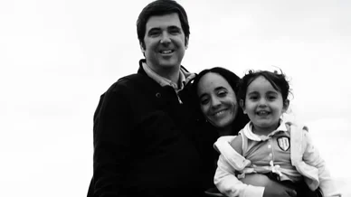 Simon Fréchette-Grégoire souriant en compagnie de sa famille.