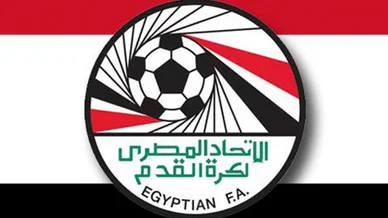 رمز الاتحاد المصري لكرة القدم يتوسط خلفية بألوان علم مصر الأحمر والأبيض والأسود.