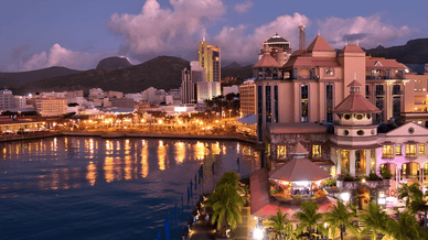 Вечерний вид на Порт-Луи, столицу острова Маврикий, а именно на популярную набережную Кодан