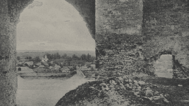 Вид зсередини Хотинської фортеці, демонструє краєвид крізь пролом у стіні на протилежний берег річки Дністер