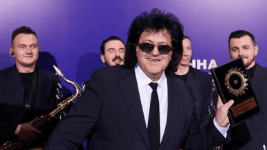 Іво Бобул разом із учасниками своєї музичної команди та тримає в руках нагороду