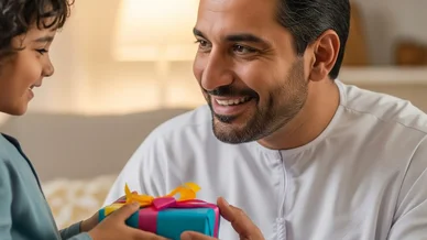 طفلة صغيرة تقدم هدية لوالداها في عيد الأب