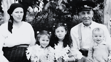 Народний артист України Іво Бобул у дитинстві разом зі своєю родиною, його матір, батько та двоє сестер