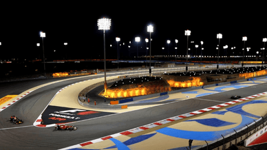 Траса Міжнародного автодрому Бахрейну (Bahrain International Circuit) вночі, під час проведення Гран-прі Формули-1