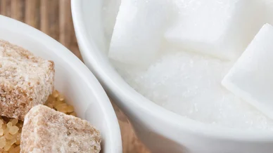 Sucres dans l’alimentation : morceaux de sucre et cassonade. Sucres dans l’alimentation : sucre blanc et sucre roux.