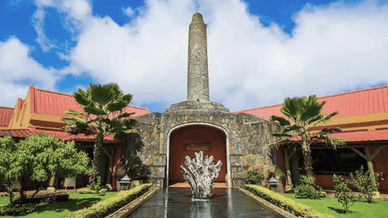 Вход в Rhumerie de Chamarel — знаменитую винокурню и ресторан, расположенные в деревне Шамарель на острове Маврикий