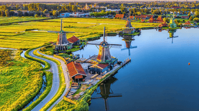 Zaanse Schans aus der Vogelperspektive – Windmühlen am Ufer der Zaan in Zaandam