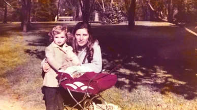 Mónica García en su infancia Mónica García en su infancia