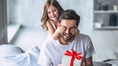 Dottern ger pappa en present på fars dag