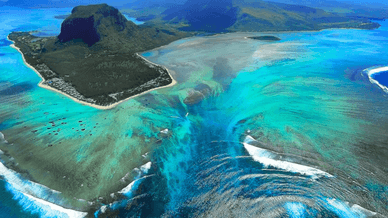 Одна из самых известных природных иллюзий в мире — «Подводный водопад» на острове Маврикий