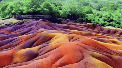 Одно из главных чудес природы острова Маврикий — Семицветные пески Шамарель