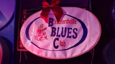 Enseigne emblématique du Bradfordville Blues Club à l’intérieur du lieu.