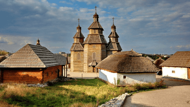 Церква Покрови Пресвятої Богородиці, традиційні козацькі будинки (курені) та фортифікаційні споруди