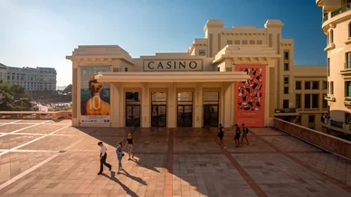 Façade du casino Barrière Biarritz en bord de mer. Casino Barrière Biarritz face à la Grande Plage.