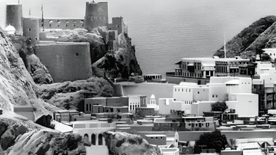 Вид на гавань Старого Маската в Омані з фортом Аль-Мірані, що височить над нею