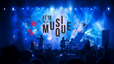 Scène illuminée avec logo de la Fête de la Musique et artistes en performance.