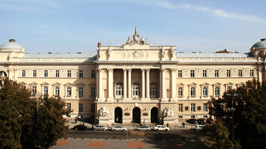 Головний корпус Львівського національного університету імені Івана Франка (ЛНУ), розташований у Львові на вулиці Університетській