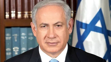 صورة رسمية لرئيس الوزراء الإسرائيلي بنيامين نتنياهو مع علم إسرائيل في الخلفية.