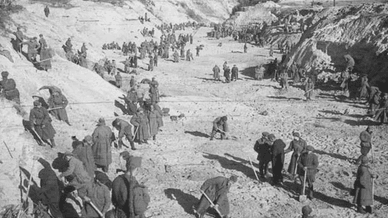 В’язні викопують тіла