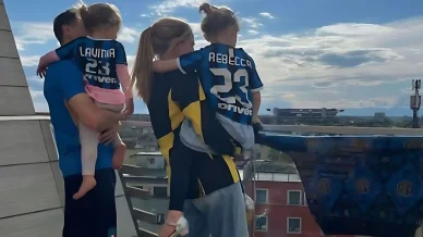 Barella con la moglie e i due figli Nicolò Barella figli