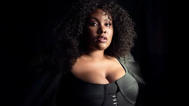 La chanteuse Yseult posant avec un maquillage éclatant pour une campagne publicitaire.