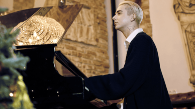 Кадр із кліпу