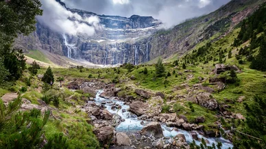 Panorama du Cirque de Gavarnie dans les Pyrénées. Vue panoramique sur la vallée et les cascades du Cirque de Gavarnie.