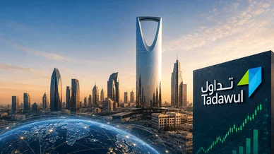سوق الأسهم السعودية تداول: نمو مالي واقتصاد عالمي يعانق أفق الرياض أفق مدينة الرياض مع برج المملكة يعرض لوحة كبيرة تحمل شعار تداول ورسم بياني مالي صاعد بجوار مجسم كرة أرضية رقمية متوهجة