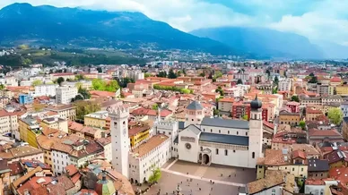 Trento è una città nel nord dell'Italia Trento