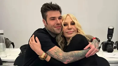 Fedez con Donatella Versace Amici di Fedes