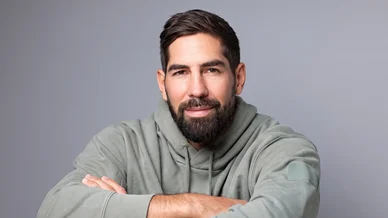 Nikola Karabatic : portrait. Nikola Karabatic en sweat gris, les bras croisés.