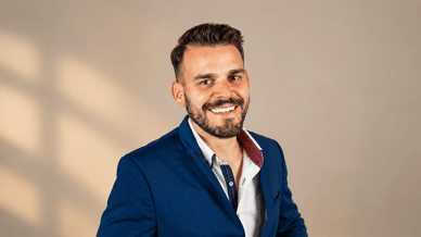 Ruben Aguiar sorridente em fato azul, sessão fotográfica