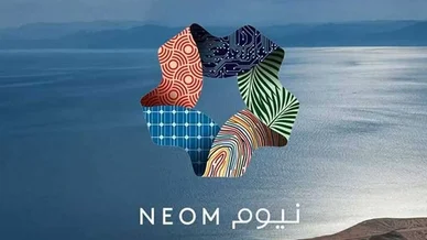شعار مشروع نيوم (NEOM): رمز مدينة المستقبل في المملكة العربية السعودية شعار مشروع نيوم الملون بخمسة أنماط مختلفة يظهر فوق مشهد طبيعي لمياه البحر الأحمر والجبال والصحراء مع كلمة نيوم باللغتين العربية والإنجليزية