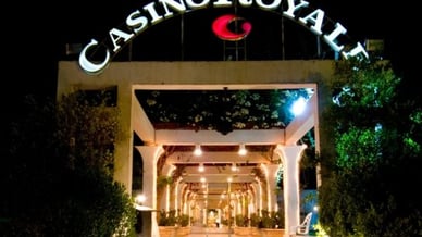 قوس المدخل الرئيسي لكازينو رويال شرم الشيخ في الليل، خليج نعمة