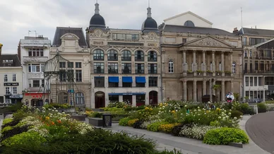 Vue des bâtiments historiques et des jardins aménagés dans le centre-ville de Saint-Quentin. Scène urbaine et jardins fleuris au cœur de Saint-Quentin.