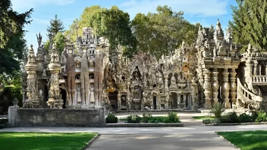 Façade centrale du Palais idéal du facteur Cheval à Hauterives Façade principale du Palais idéal du facteur Cheval