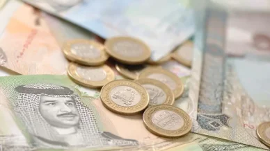 مجموعة من العملات المعدنية والأوراق النقدية للدينار البحريني.