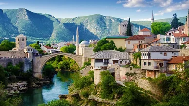 الجسر القديم وجمال العمارة العثمانية في قلب البوسنة والهرسك مدينة موستار (Mostar): الجسر القديم التاريخي يمتد فوق نهر نيريتفا.