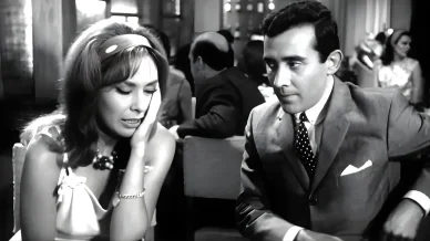 Marisa Paredes en la película «El mundo sigue» Marisa Paredes en la película «El mundo sigue»