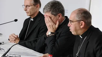Conférence de presse après l’interpellation des curés de l’église catholique romaine dans les mailles de la police républicaine dans le Plateau.