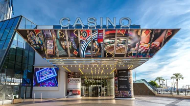 Casino Barrière Cannes, façade et accès. Entrée du Casino Barrière Cannes sur la Croisette.